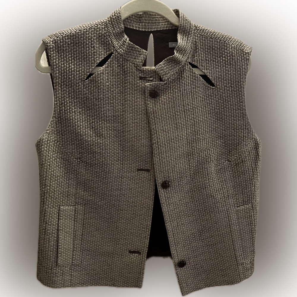 Bill Blass New York designer vest. Block shape. Cut out from/back. Wood button.